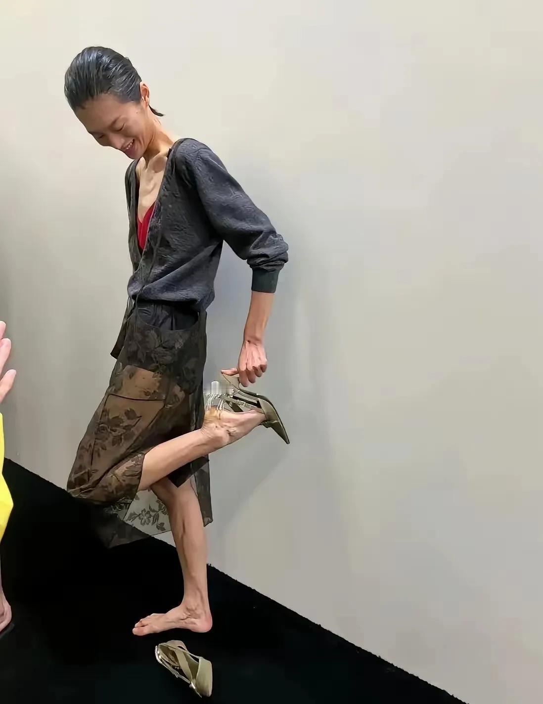 这是一个在西方资本的肆意摧残下，硬生生沦为笑话的典型例子。
李雯，往昔也是个名副