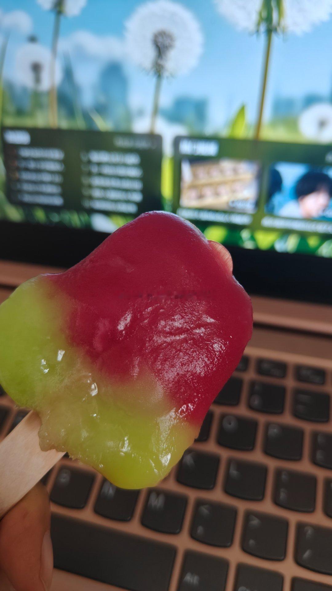 现在有点想拉屎………但是雪糕还没吃完……拿着边吃边拉？！ ​​​