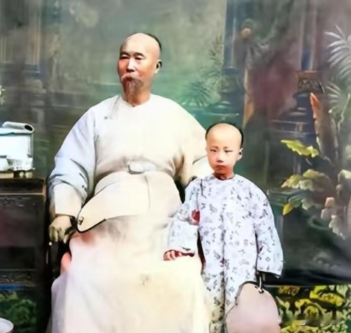 1901年，李鸿章死时，留给子孙10亿多元财产，没想到，52年后，他的孙子，43