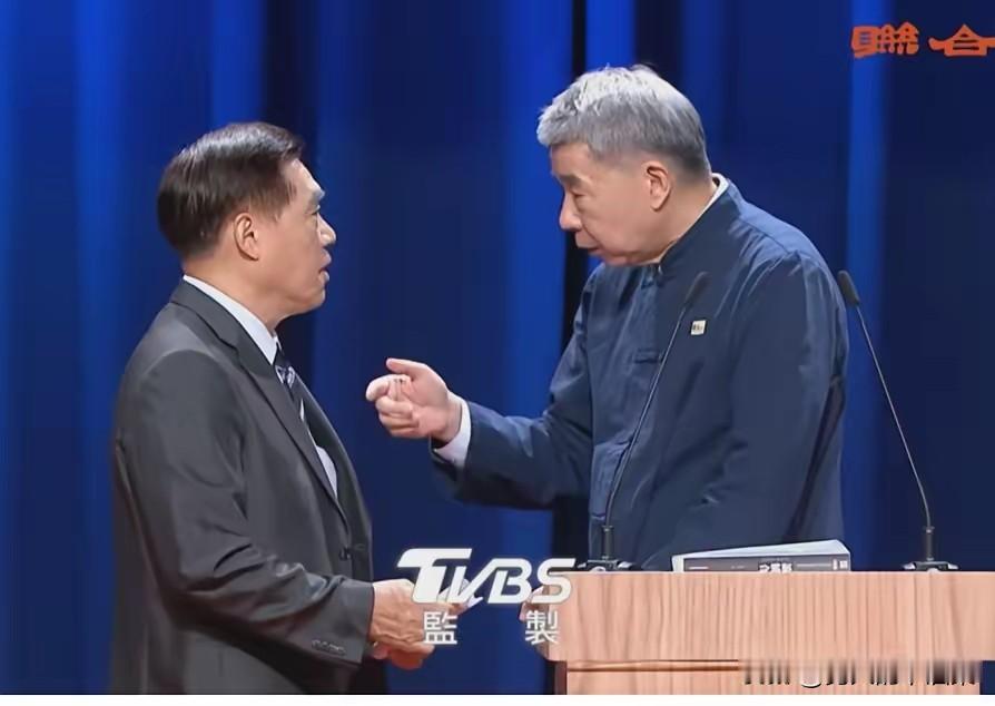 昨天辩论会结束 ，郝龙斌转过头面向张亚中，两个人发生了激烈的争吵。

话筒都消音