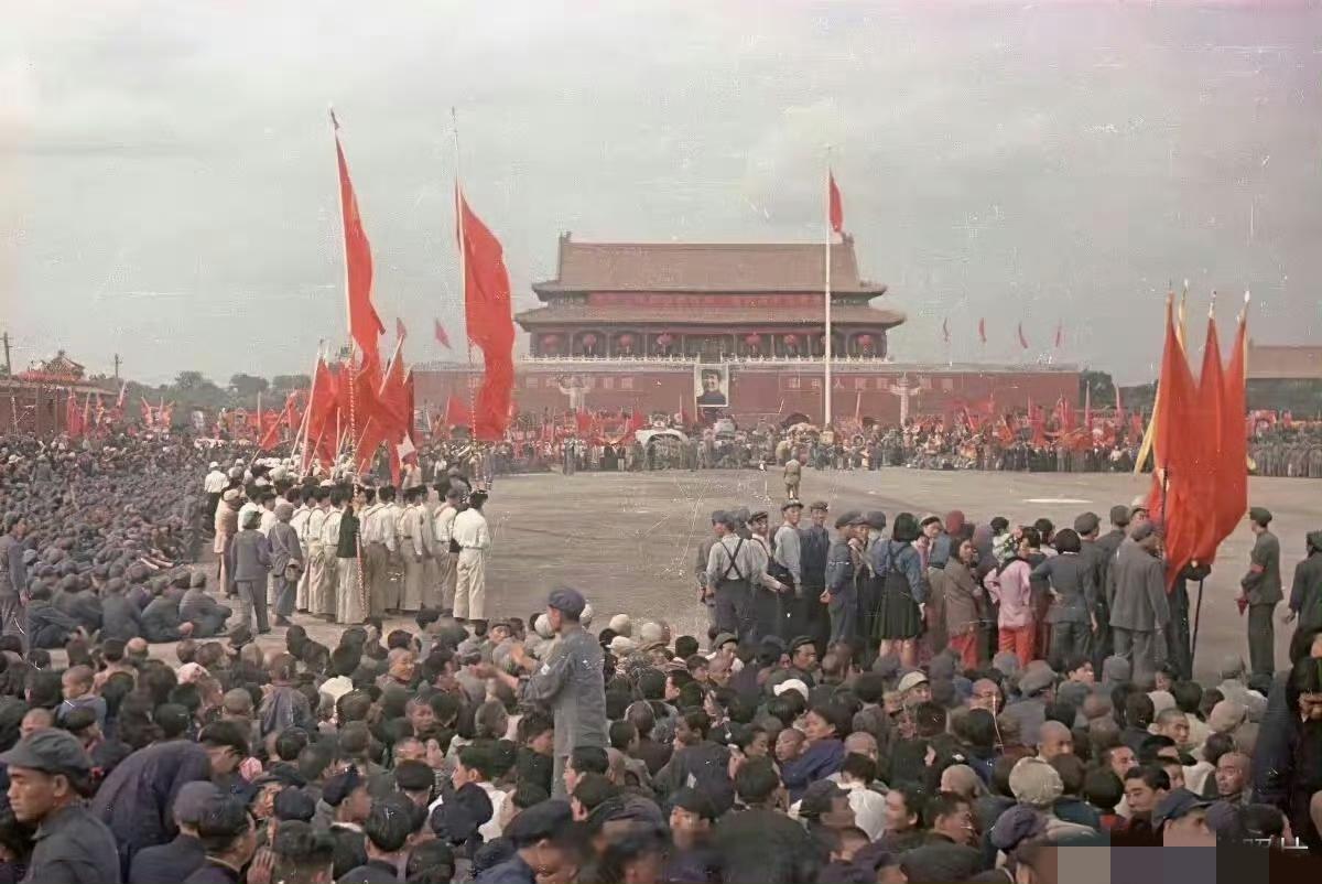1949年开国大典：苏联人镜头里的北京
 
1949年开国大典，苏联摄影师拍下了