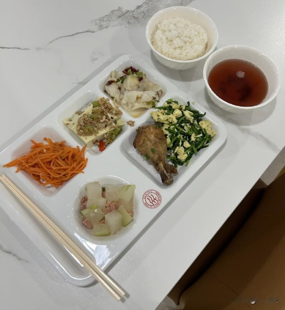 老徐今天请吃食堂
这些菜，猜猜多少钱？？
先看看今天买了啥。卤鸡腿一个，酸菜鱼片