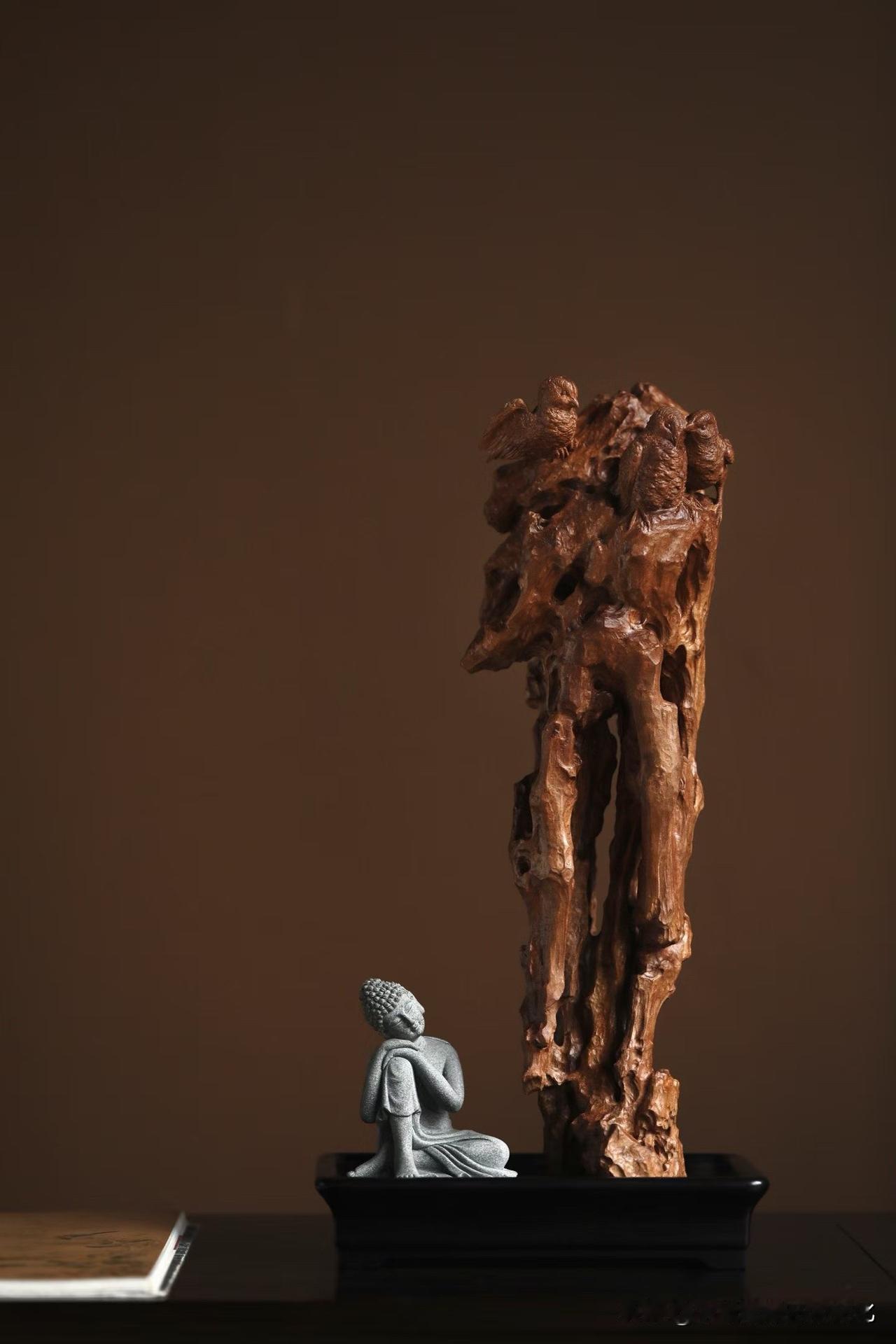 有些作品，看的是工。

有些作品，看的是“境”。

这一件老山檀《时来运转／安居