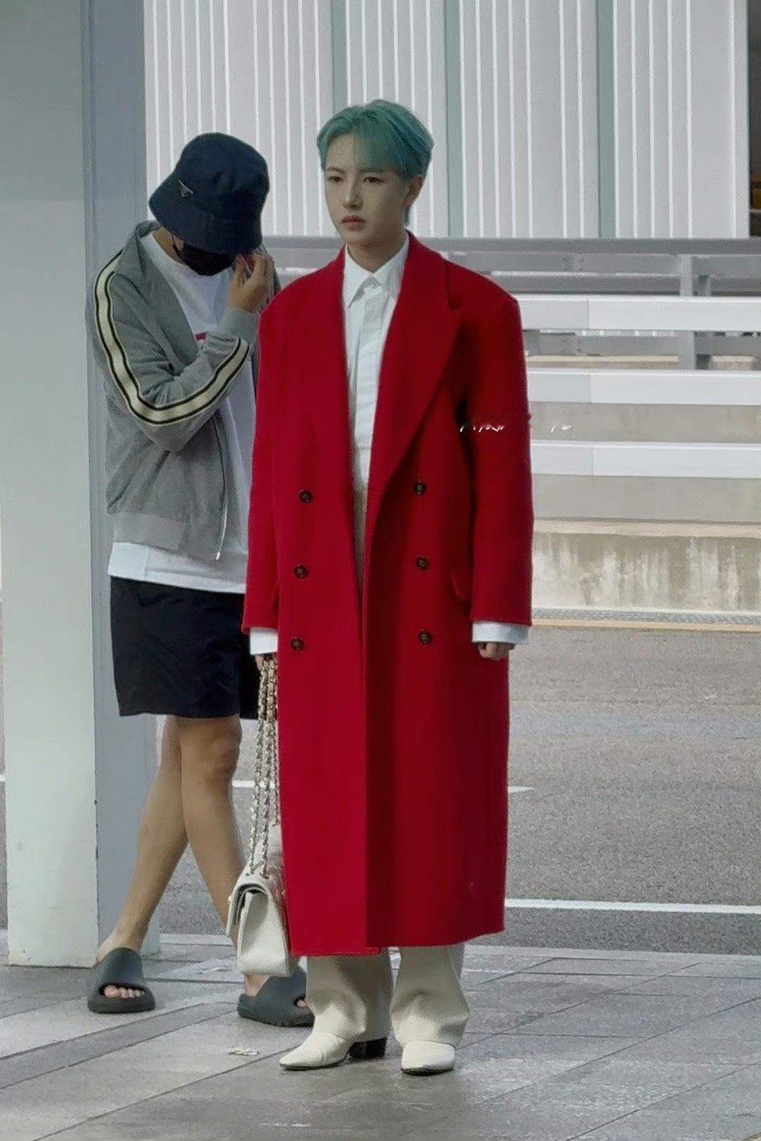 继黄色战袍后黄仁俊今日机场穿搭又封神了 男人也可以如此美丽吗？我要让我妈和他学学