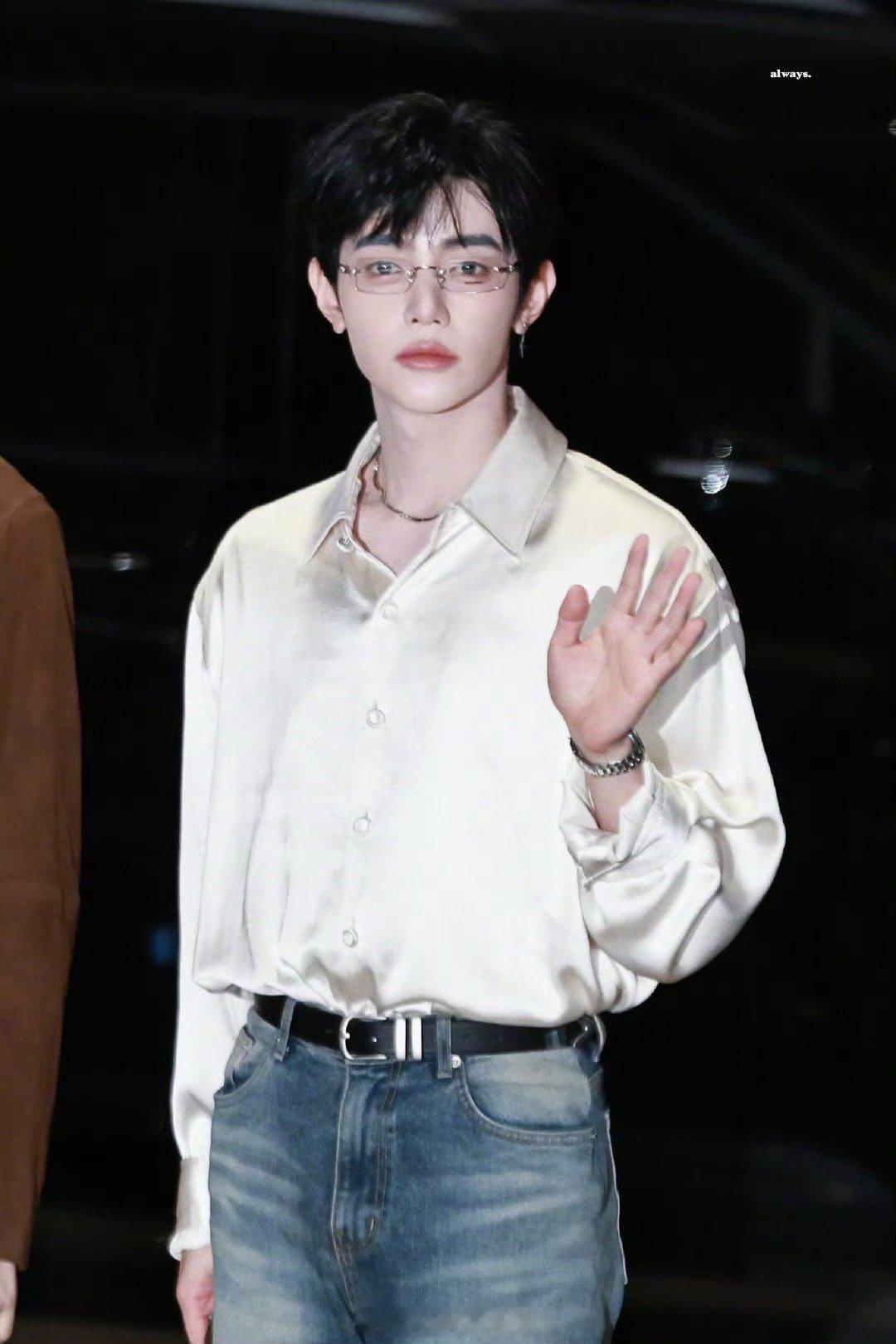 这个章昊丝绸衬衫+无框眼镜，忧郁气质拉满啦谁能不心动啊 