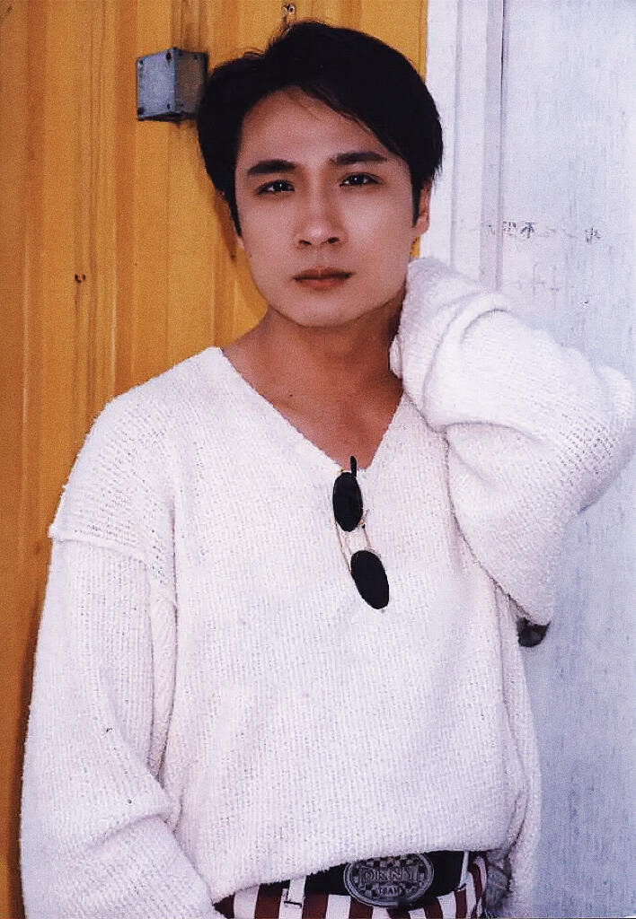 吴镇宇刷老年卡被质疑法拉利老了还是法拉利，再过两年就还给吴镇宇让座了哈哈哈哈哈哈