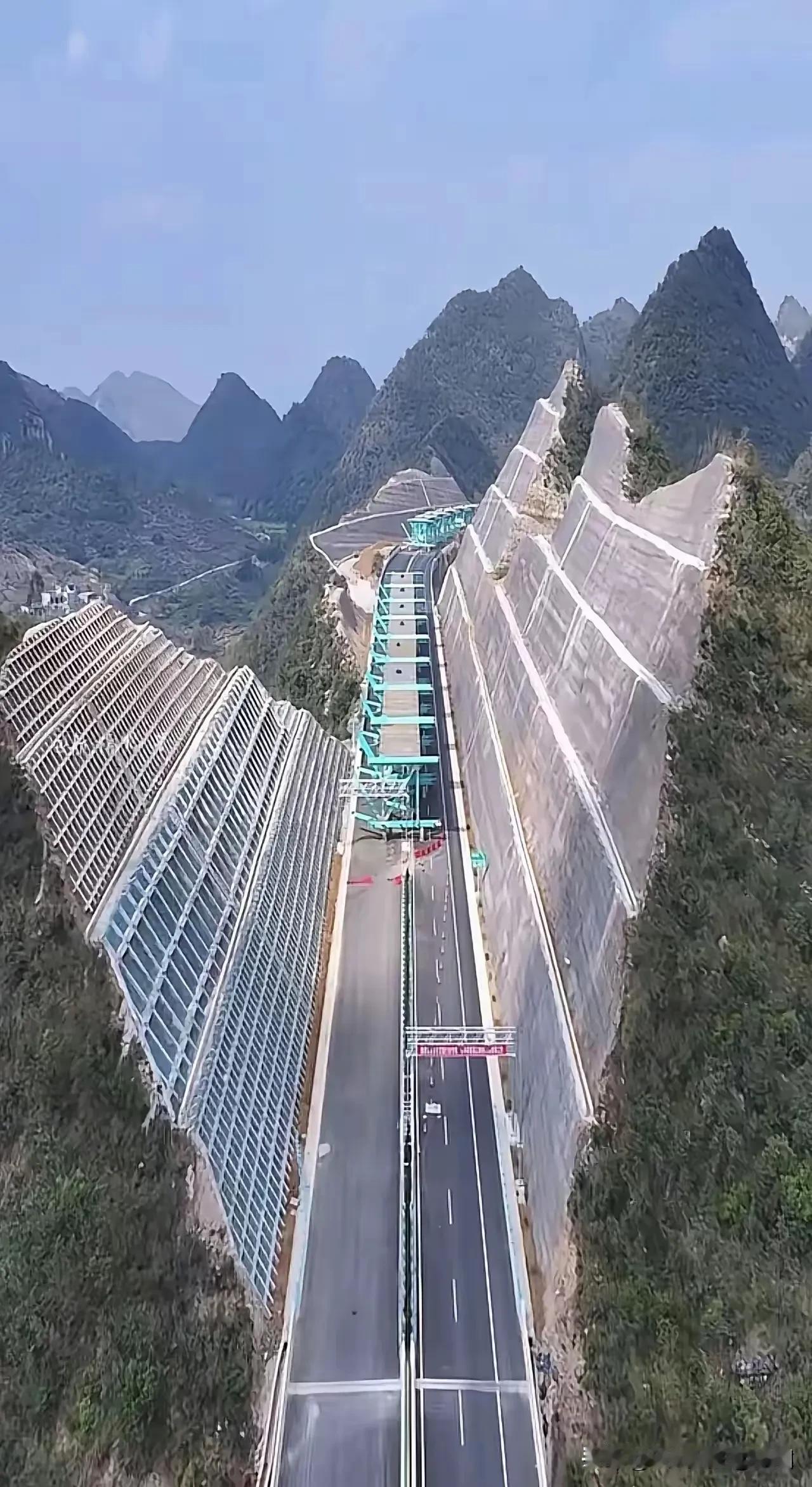 贵州省修高速，真的是造价超高呀，就这山连炸带挖，比平原成本高几倍，据说挖出来的石