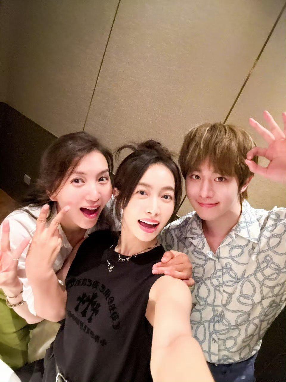 田嘉瑞合影再加4田嘉瑞每次来北京都被姐姐们狠狠招待田嘉瑞见到就很开心，可以可以，