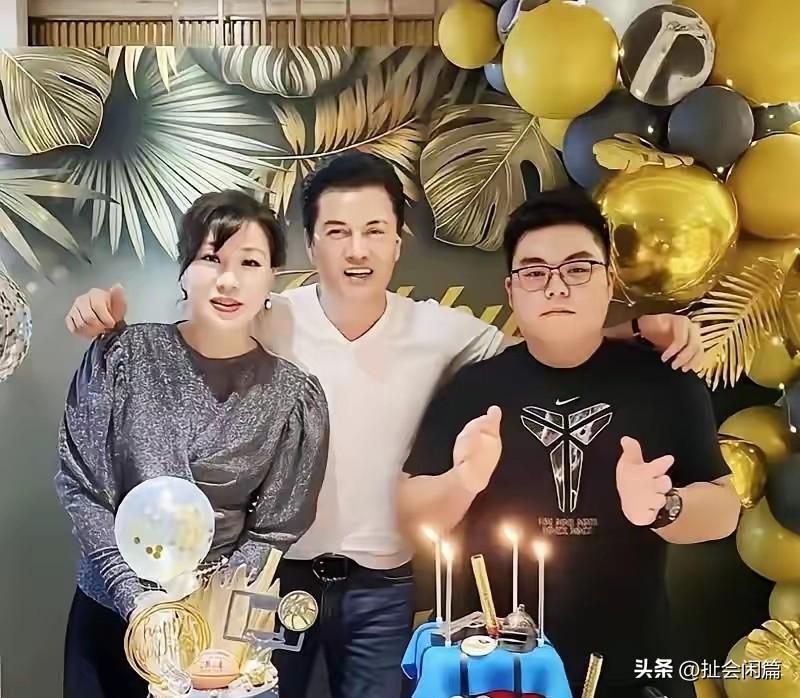 经常看见有人吐槽，说吕良伟的儿子长歪了，浪费了父亲的好基因。

其实要我说，父亲