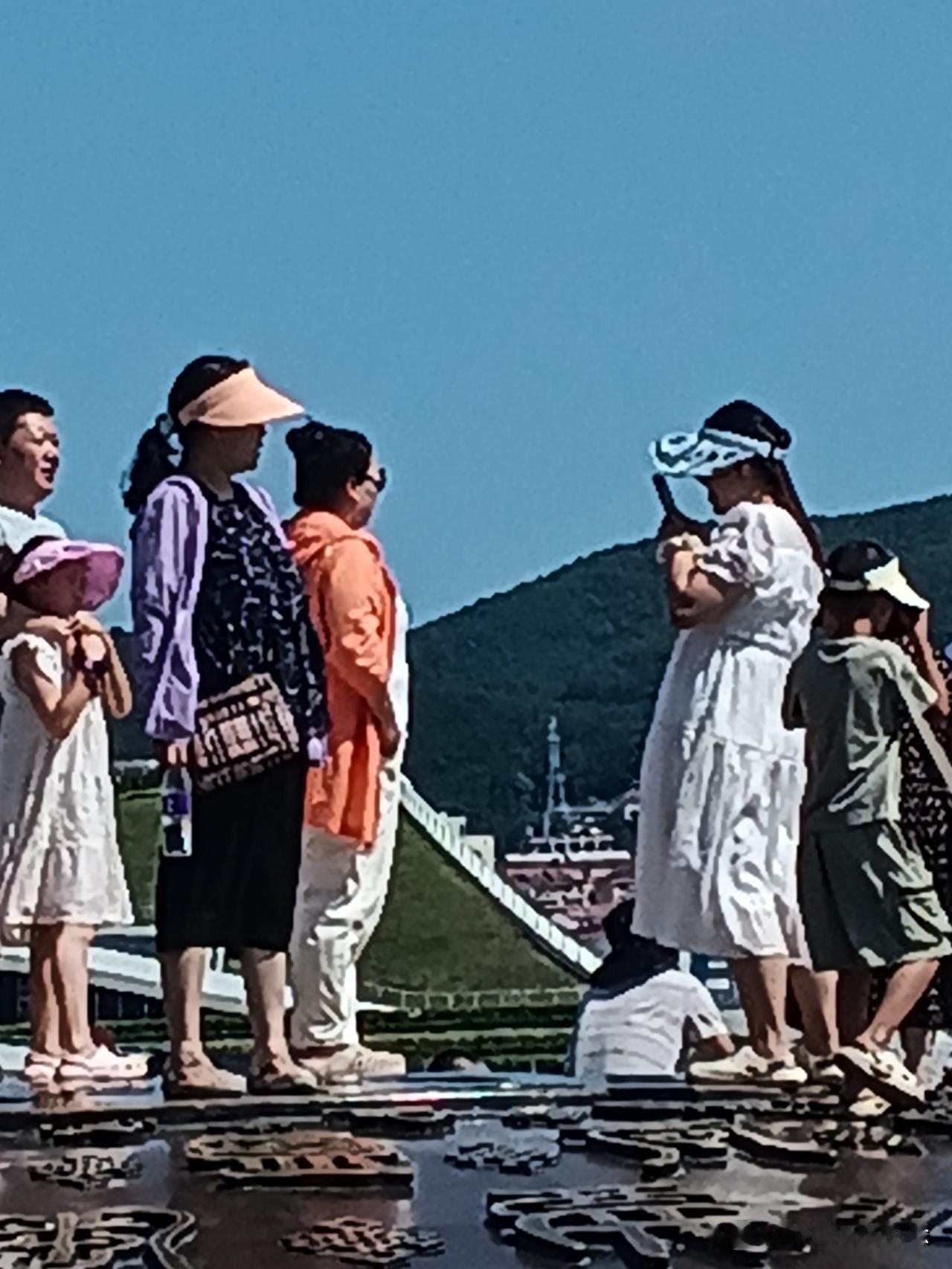这个季节的威海，海边游客络绎不绝，幸福门公园人也不少。海边还是挺凉快的，海风迎面