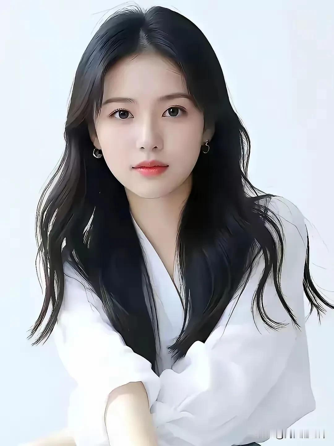 董事长问秘书：“企划部新来的小张表现怎么样？”
秘书：“表现好，工作认真负责，有