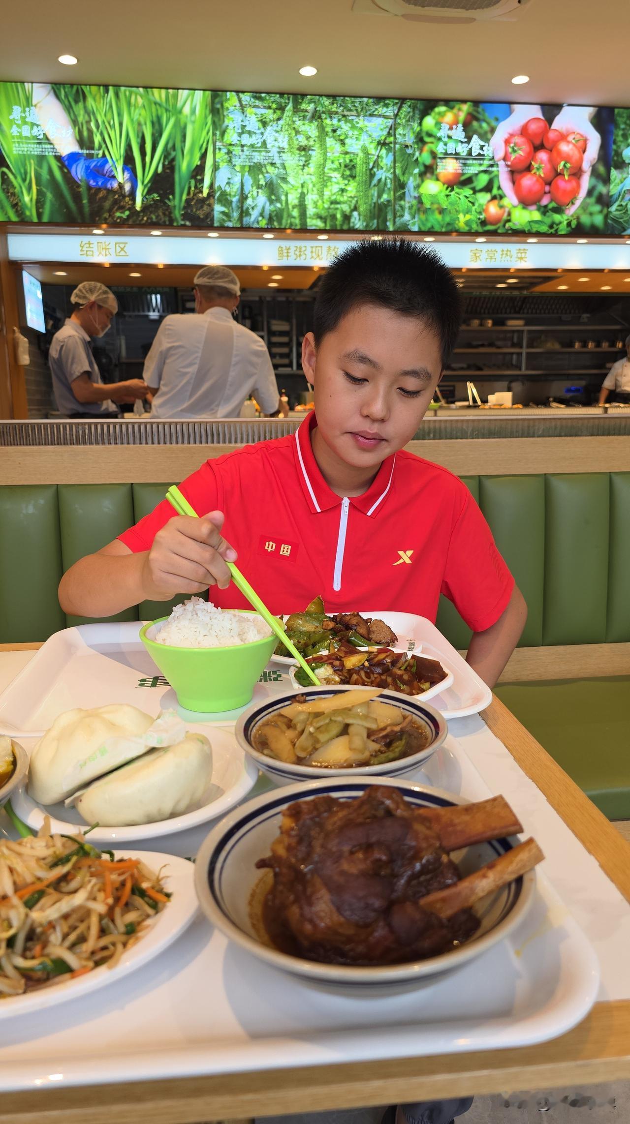 自律的孩子其实也很愁人……

外孙就在济南住一周，我想可别给人家养瘦了，于是每顿