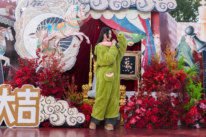 陈都灵与粉丝会面陈都灵今天也没变成玩偶呢开机照 陈都灵今天也没变成玩偶呢开机照，