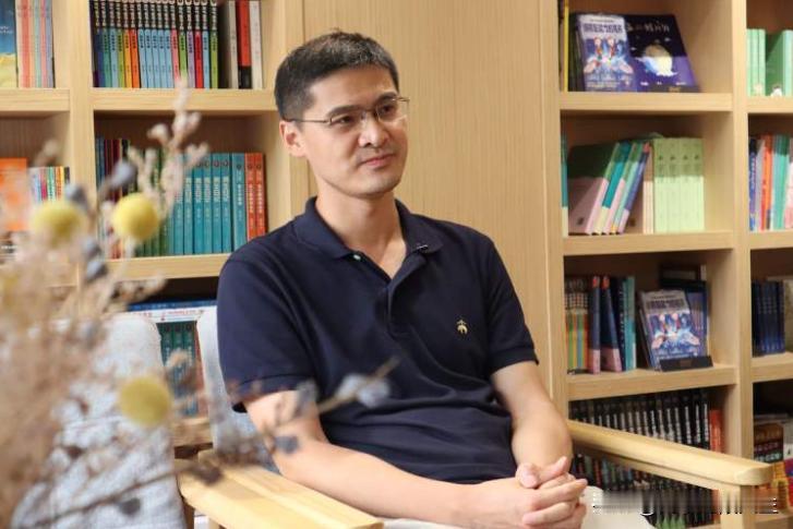 罗翔老师曾说：
​"世上没有任何机会和财富，是靠谦让、低调、守规矩就能得到的，人