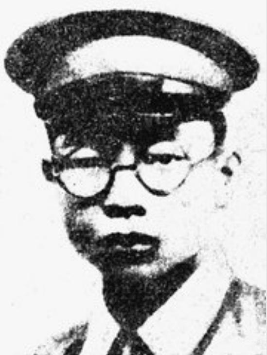 1932年秋，湖北红安。一位红军指挥员躺在担架上指挥战斗，子弹打穿了他的胳膊，血