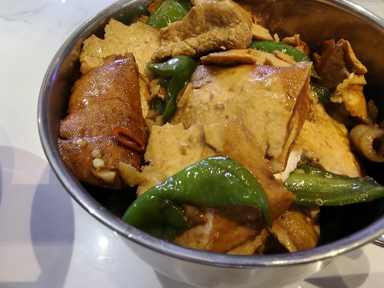 冬瓜炒火腿，你品尝过吗？
我们中午的员工餐是冬瓜炒火腿，油麦菜！
   一肉一素