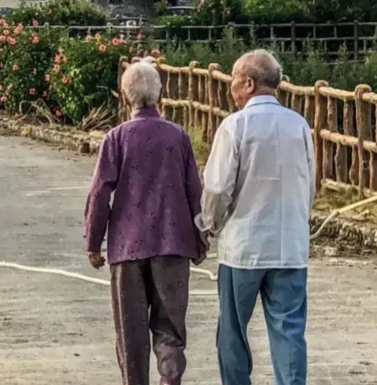 上海，一对夫妻将将所有财产都留给二儿子后，本以为能安享晚年，谁知二儿子竟然将两人