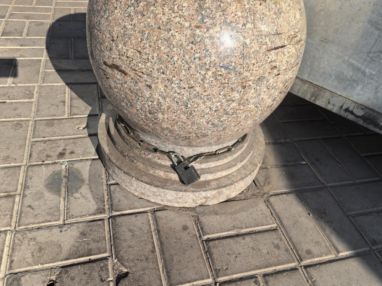 今天上午去太原市南部的一个小区办事，整个小区周围的大门口、马路上、马路边、马路牙