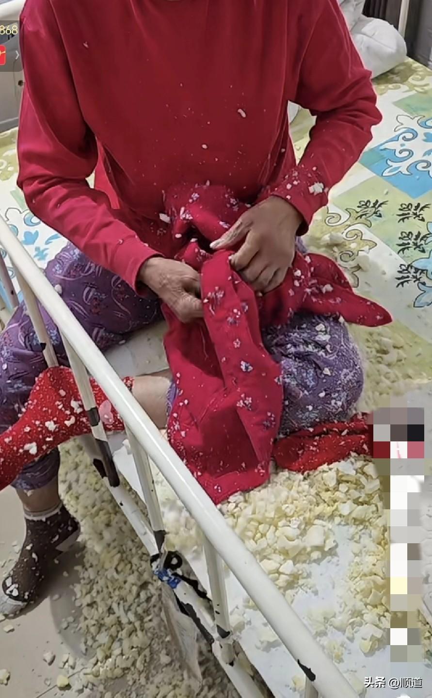 开个养老院也不容易，老板睡醒查查房，发现一个老太太一宿没睡，把枕头掏出来撕稀碎。