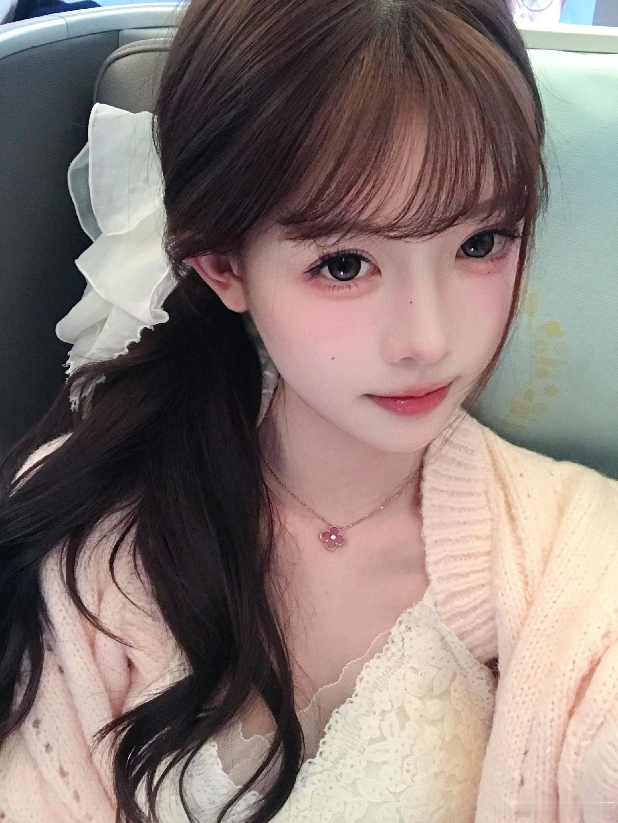 给大家瞅瞅我做了800次的乳白渐变+钻 美甲💅✈️飞机上撸的妆十分满意 也就拍