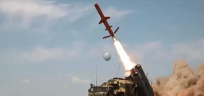 俄军基地遭“远程海王星”导弹袭击！爆炸浓烟翻滚。这次袭击背后，竟是乌克兰用自家旧