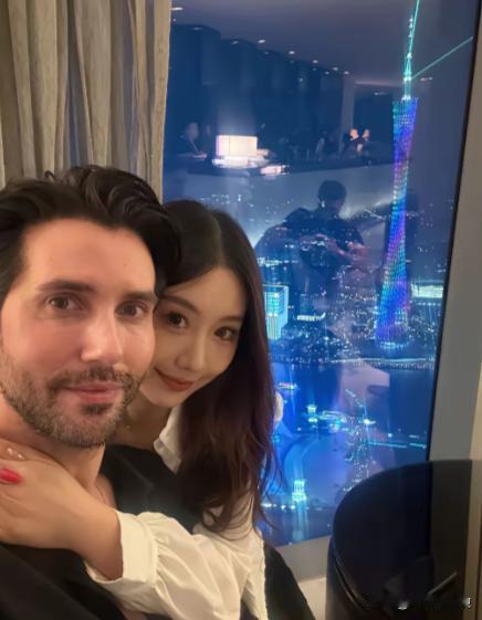 一位印度人晒出他和自己的中国女友交往的过程，原来他们在广州一家咖啡厅相遇，当时这