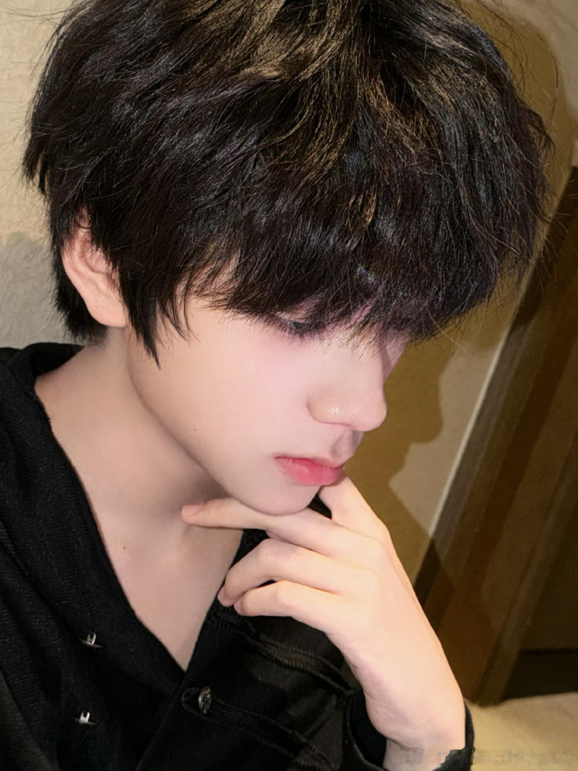 王橹杰晒黑衣库存 王橹杰晒了黑衣库存照，好帅的橹橹，照片多发爱看王橹杰