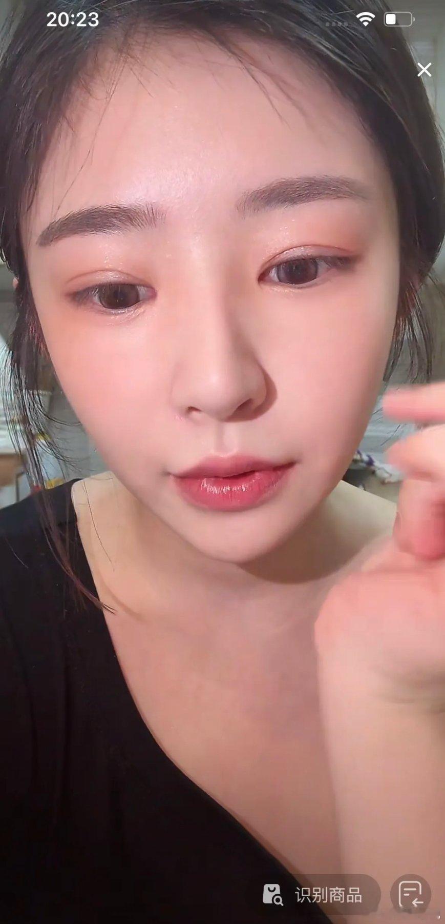 黄一鸣在直播间，也回应网友说闪闪以后长大后会变成小龙女这个问题。黄一鸣说，她也看