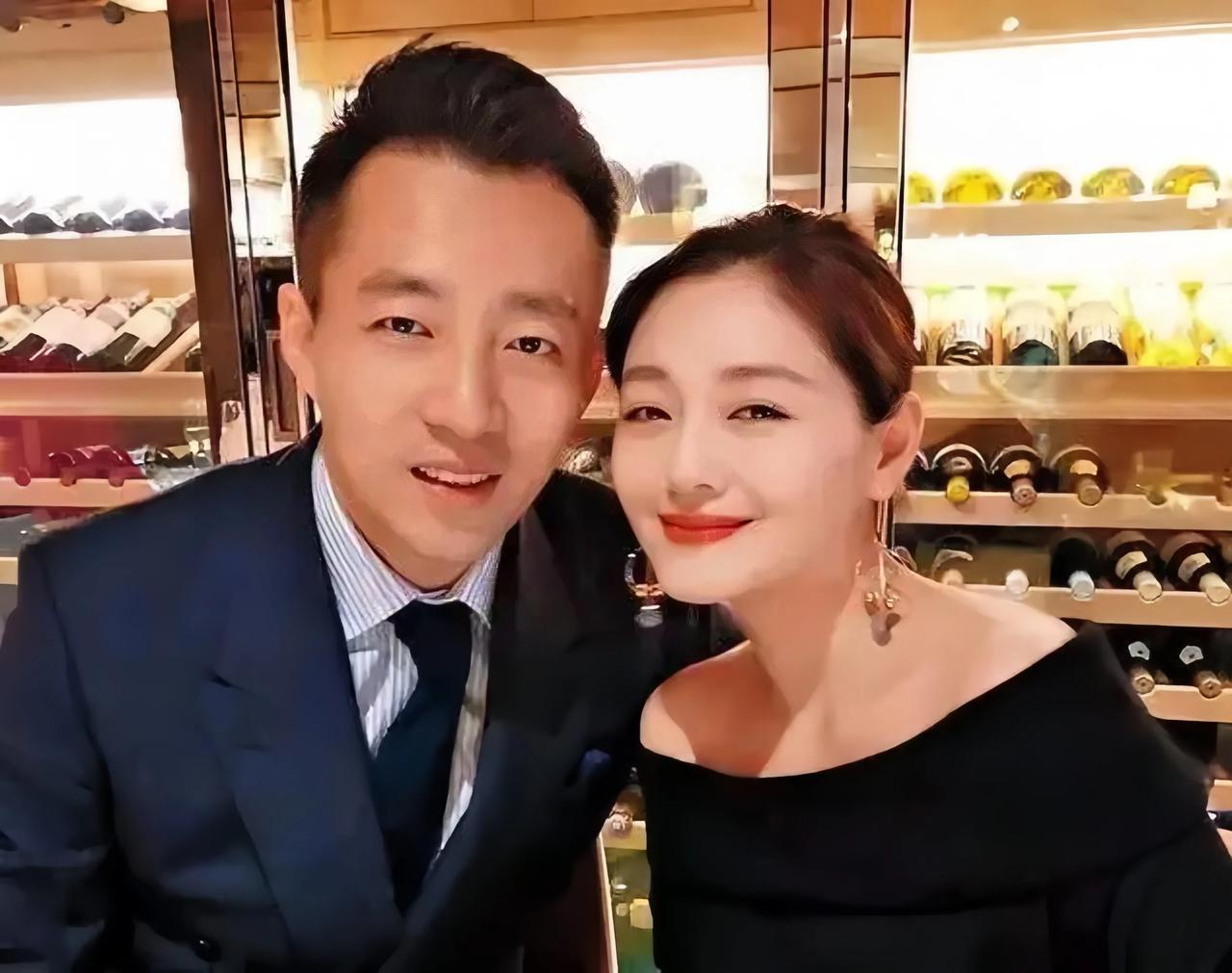 汪小菲因闹事被警察带走，竟然把价值4500元的圣罗兰穿成了4块5的地摊货！
汪小