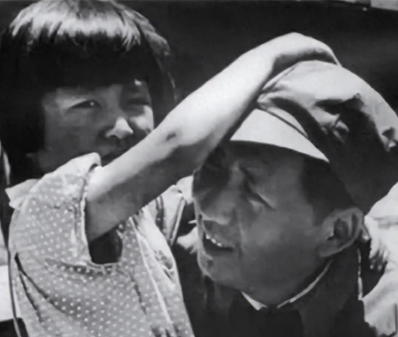 1972年，李讷离婚，毛主席得知原委，后悔不已：“都怪我没有把好关啊。”这句自责
