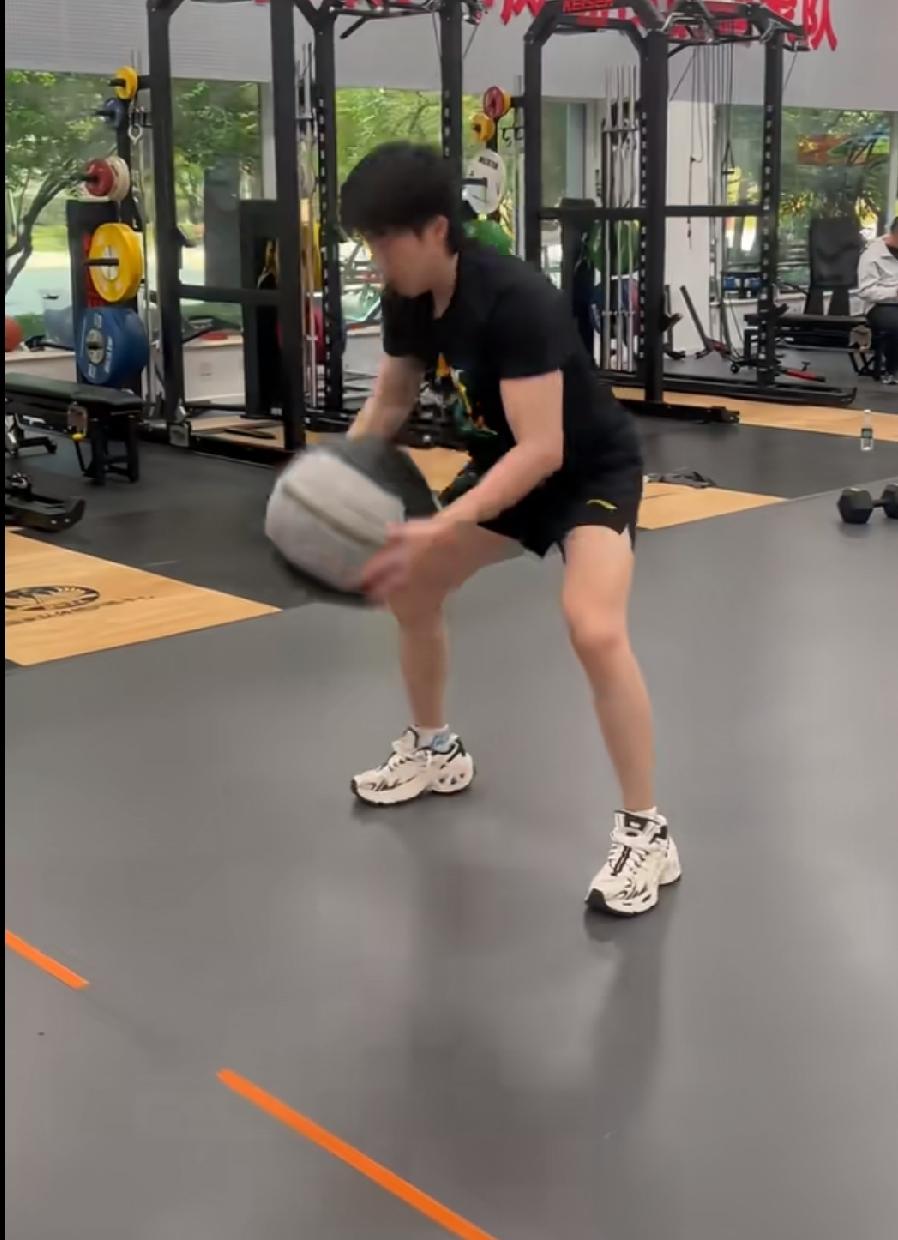 这就是王楚钦。
 
潜心蓄力，厚积薄发。
台下默默沉淀打磨，才有赛场上的锋芒万丈