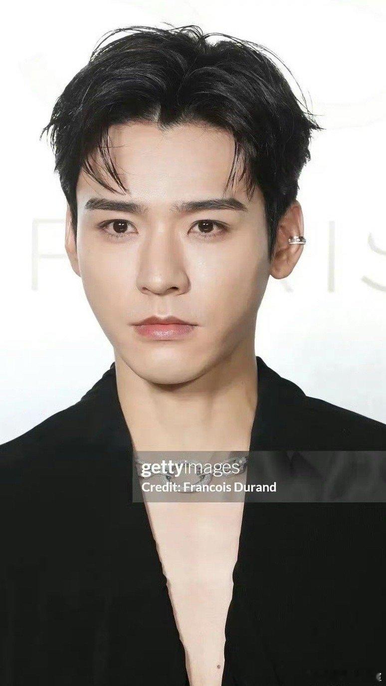龚俊 最新生图，怎么评？有网友说神似邓为 ​​​