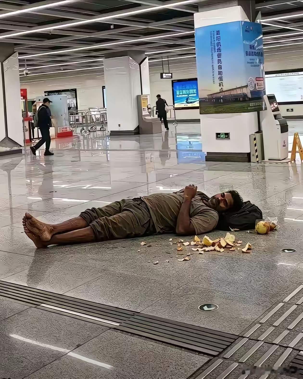 不带任何歧视，实话实说，要是见到国内的机场候机大厅里躺着画面中的印度籍“友人”，