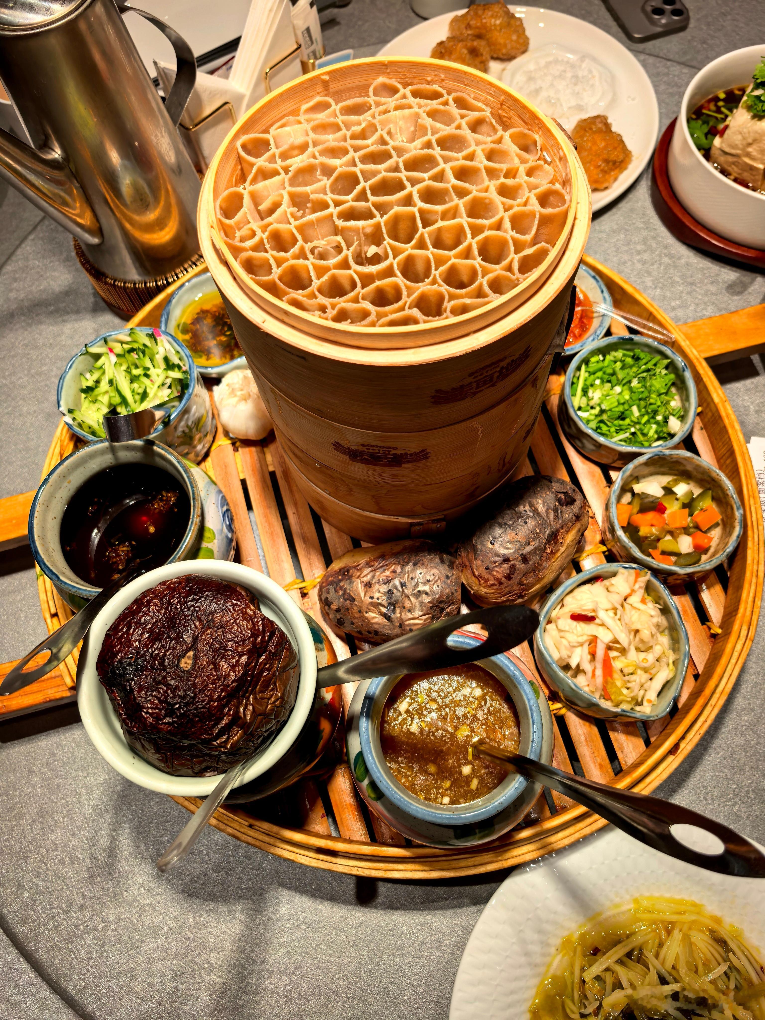 来呼和浩特干饭啦！本地同事带路，跟着点了花样全席这些招牌菜，还有小哥哥帮忙拌莜面