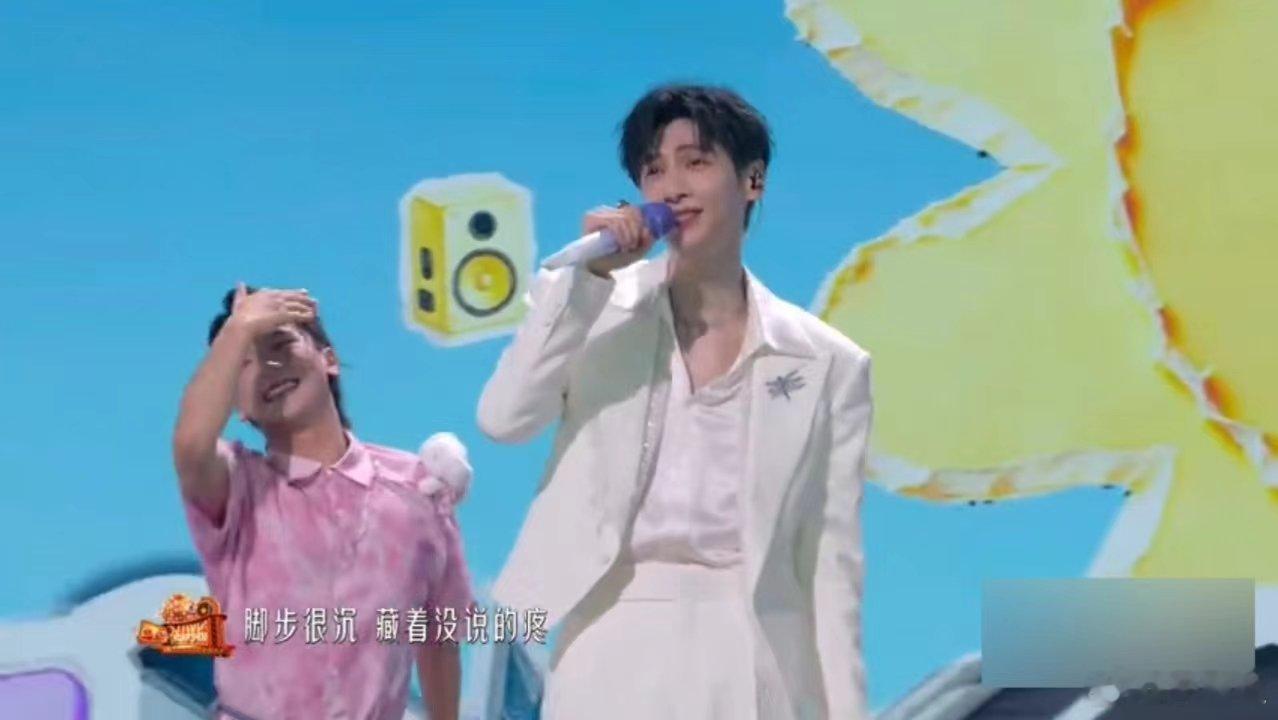 罗云熙新一天舞台活力满满沉浸在罗云熙《新一天》的舞台之中，明快的节拍不断跳动，清
