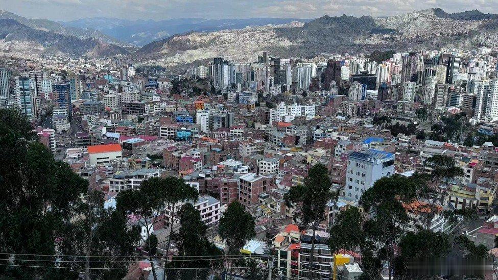 没啥事儿啊 就别去国外.在国内待着多好哇 安全......凤凰新闻【中国公民被拦