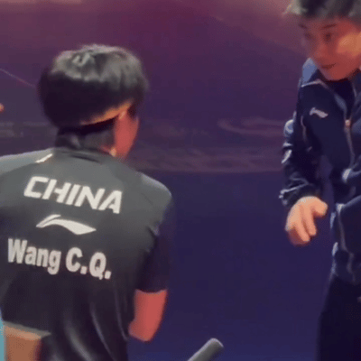 笑晕了，皓哥追着王楚钦复盘，像极了追着孩子念叨的老父亲。

澳门世界杯首场比赛，