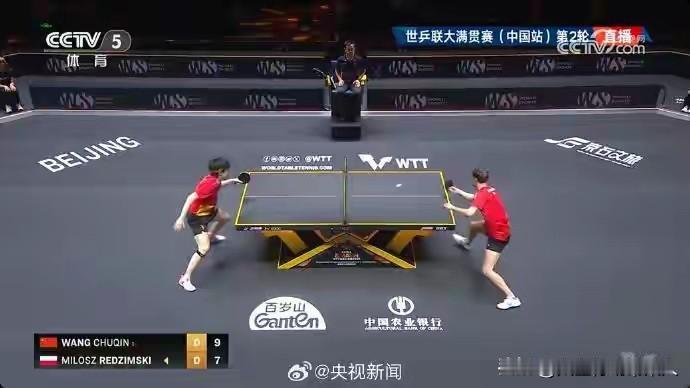 王楚钦赢球反被骂！决胜局擦边球惹众怒，张本智和：换我早被吹输了
 
王楚钦刚举起