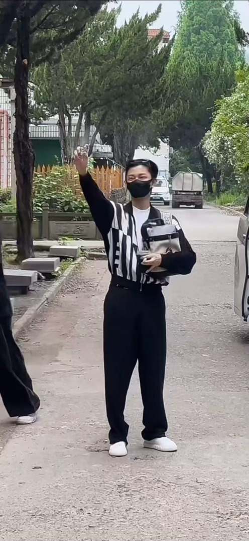 今天和潮男的同款香是丁禹兮送来的！丁禹兮给粉丝喷香水丁禹兮喷香水给粉丝闻
