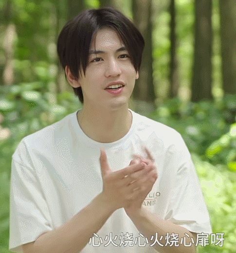 杨迪问张凌赫：“你身高到底多少？”张凌赫以开玩笑的口吻回答：“1米6！”杨迪机智