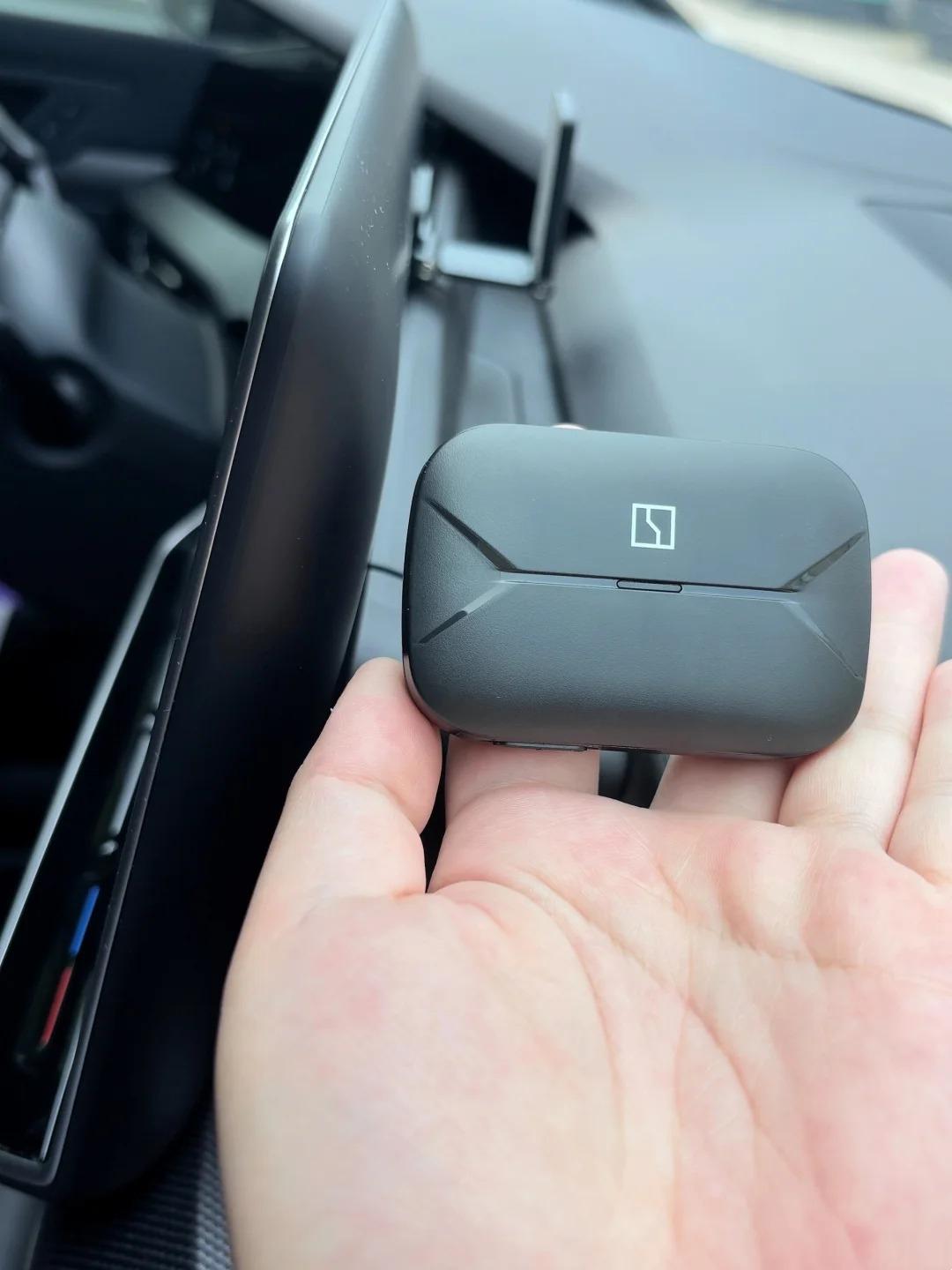 🚗我对这种 ETC 助手还挺有好感，不插卡、直接扣，日常通勤确实省事。贴在中控