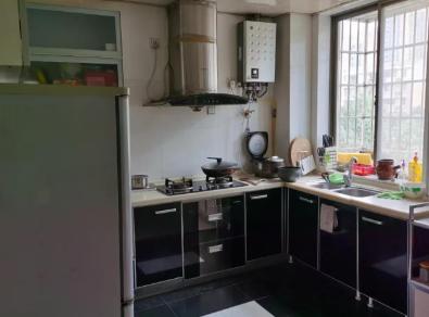 太膈应人了！辽宁大连，楼上邻居翻新房屋时，竟然悄摸摸的将卫生间改到了厨房位置。每