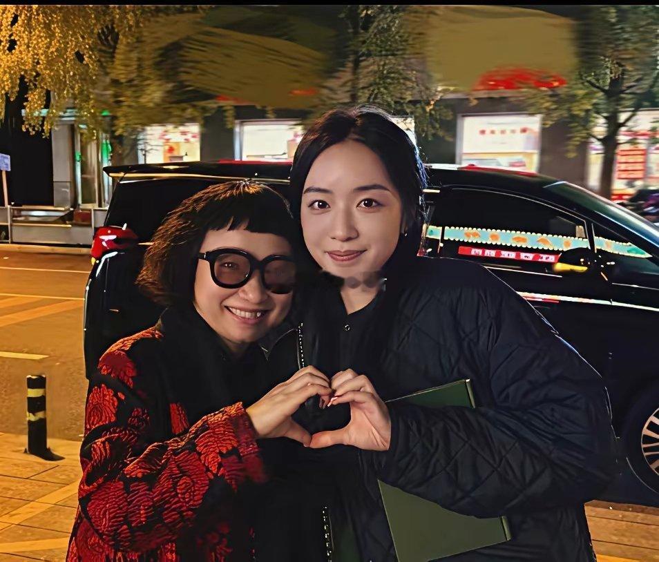 翁青雅没说要退主持，但镜头前的笑，明显没以前真了。饶雪漫的新剧，名单还没公布，可