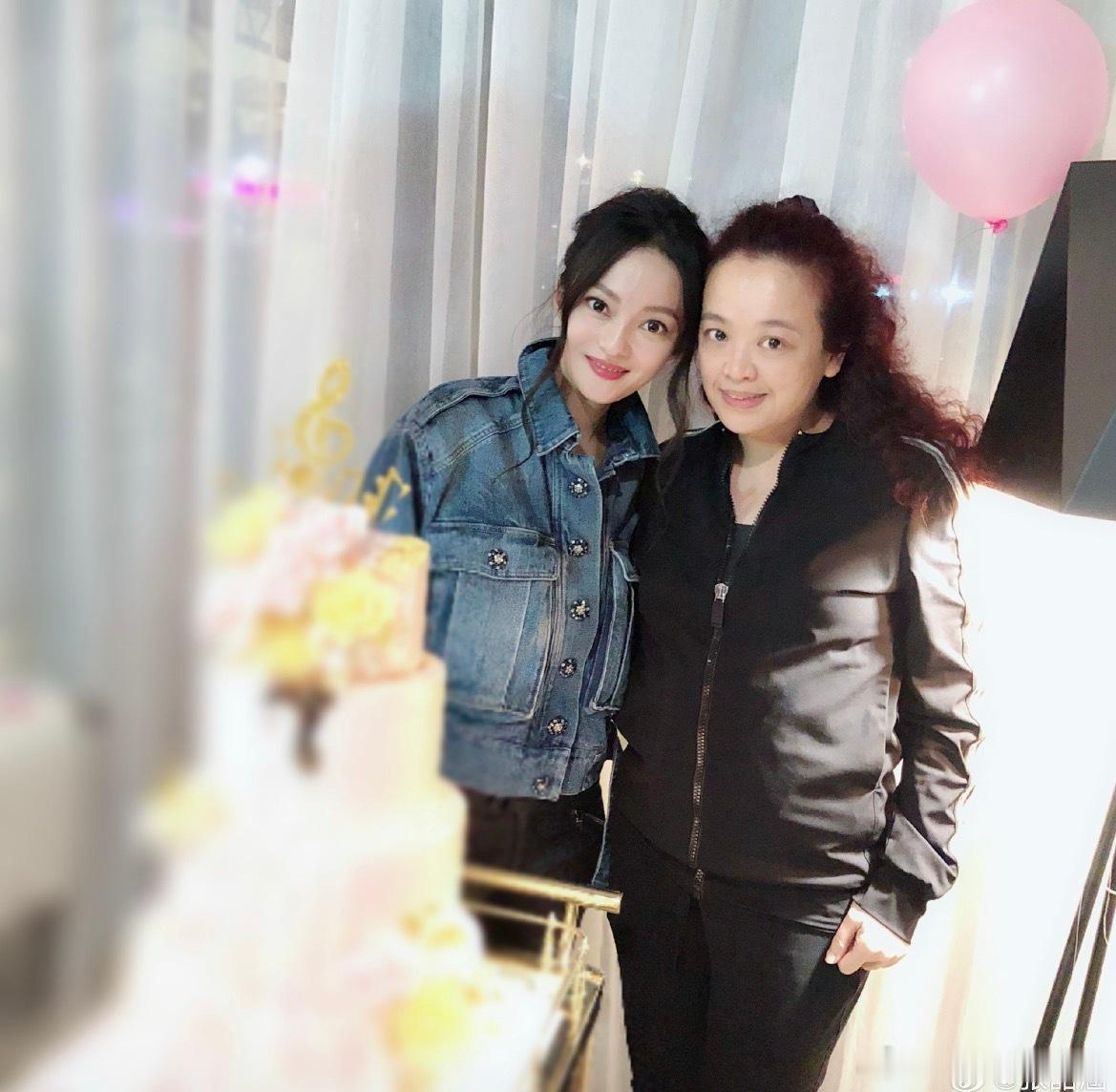 张韶涵发文悼念化妆师合作了这么久，就像亲人一样了吧…陪她一起成长的人离开了，怎么
