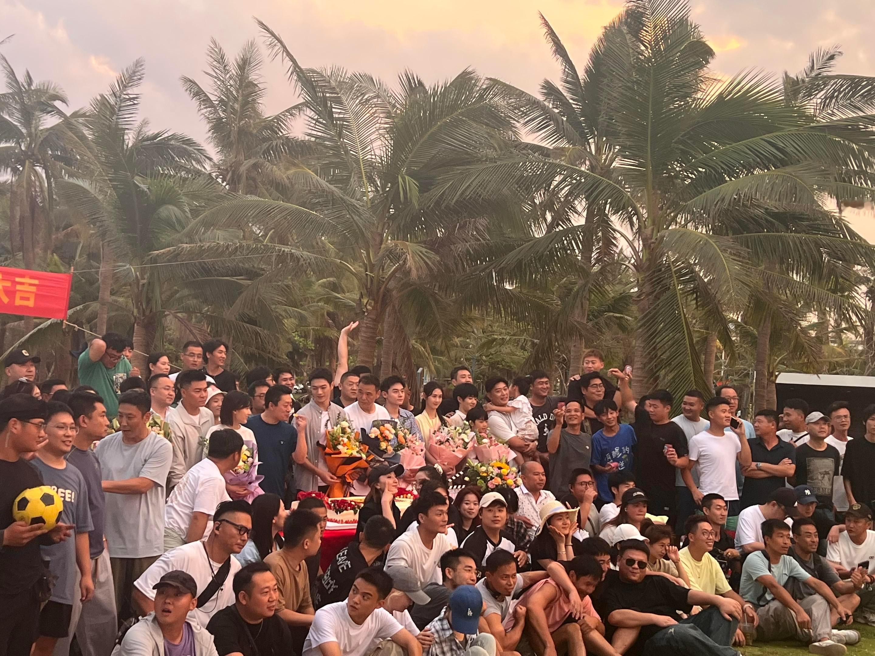 许凯《火场追凶》剧组扎根海南盛夏，在烈日高温下实景录制。剧集刻画消防员的真实日常