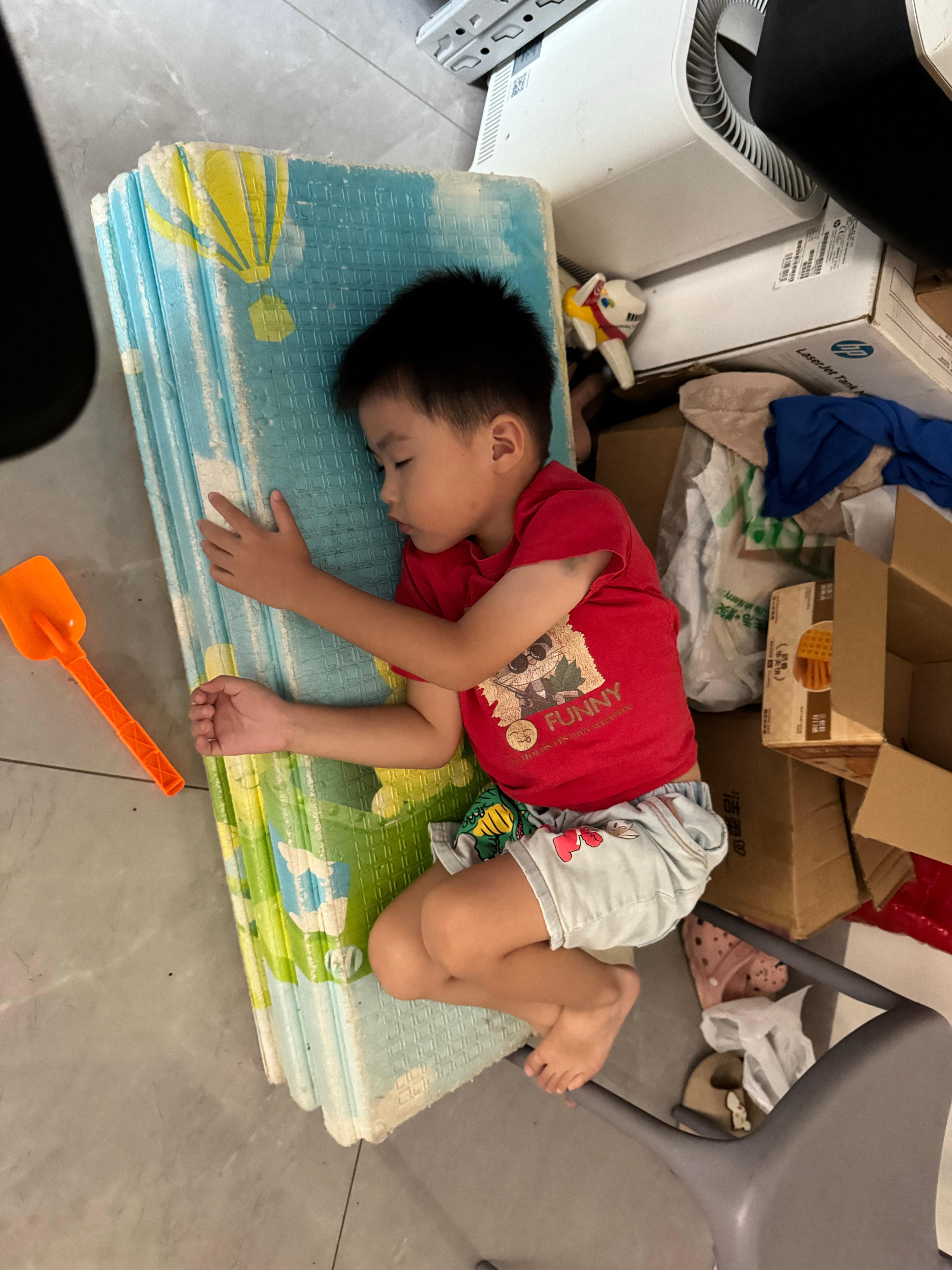 玩着玩着就睡着了 