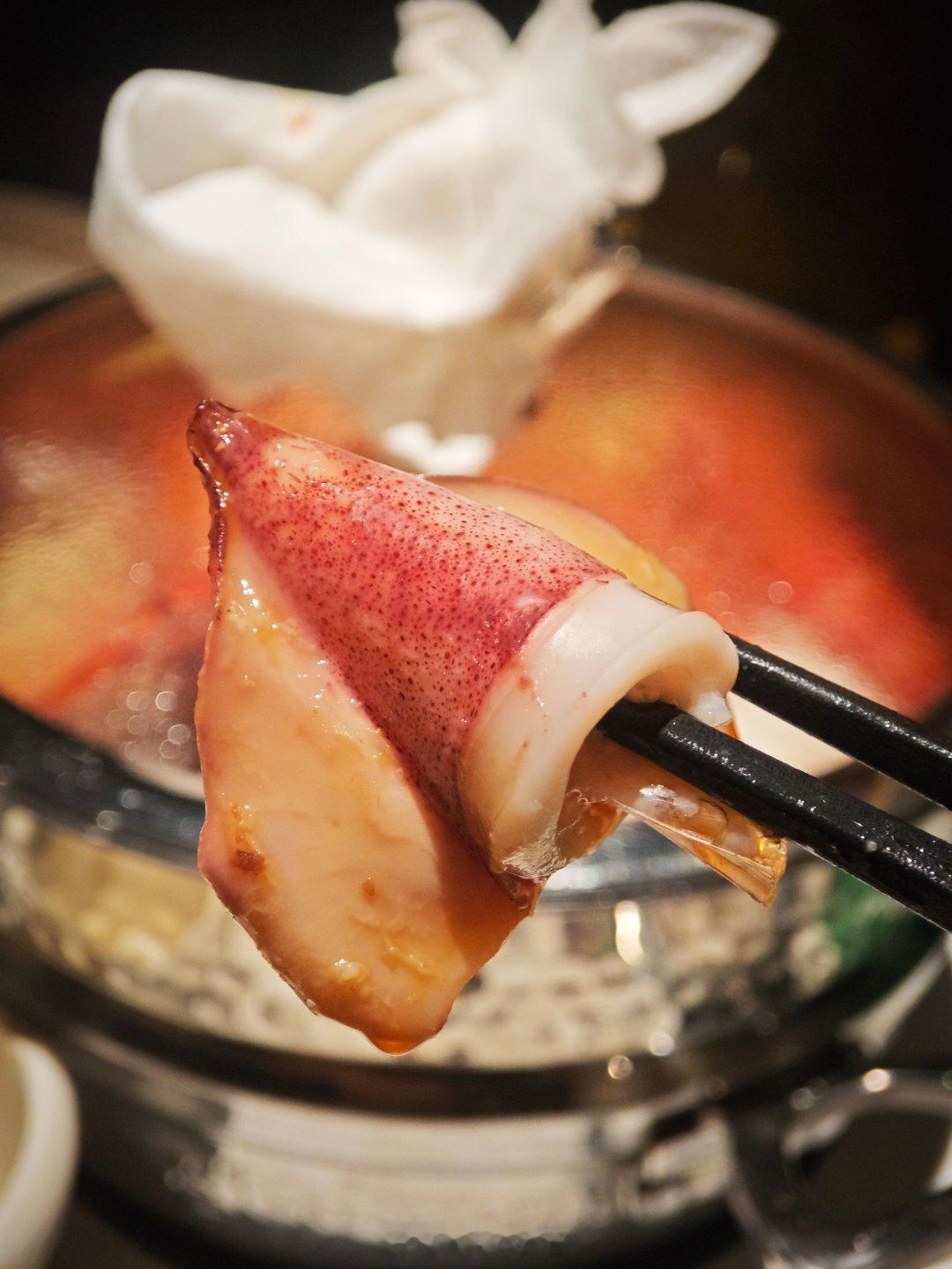 今夜爽吃海鲜！螃蟹🦀虽小，肉质实在饱满。还有肥美油脂爆炸的三文鱼腩，吃了豪赤的