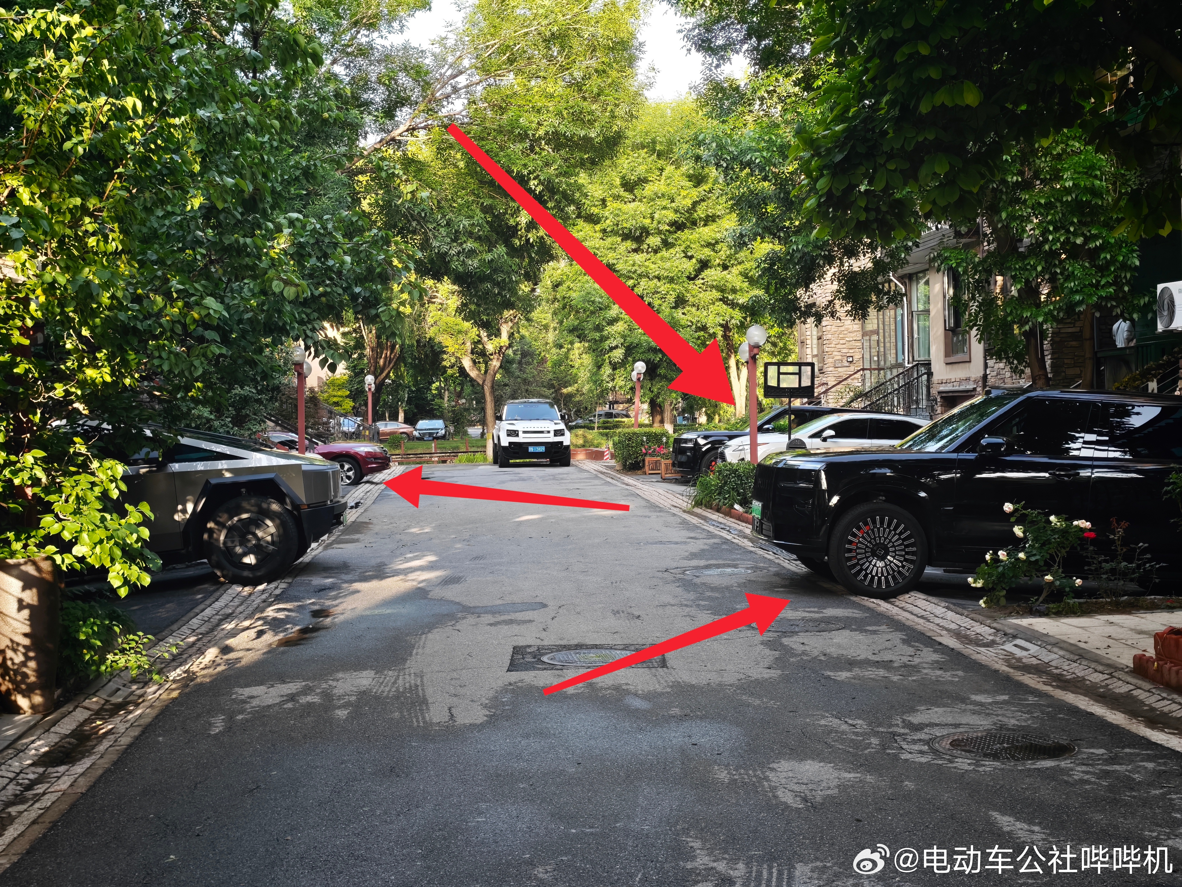 这就是极氪9X的能见度，同一栋楼下边能挨着停两台，对面还有辆Cybertruck