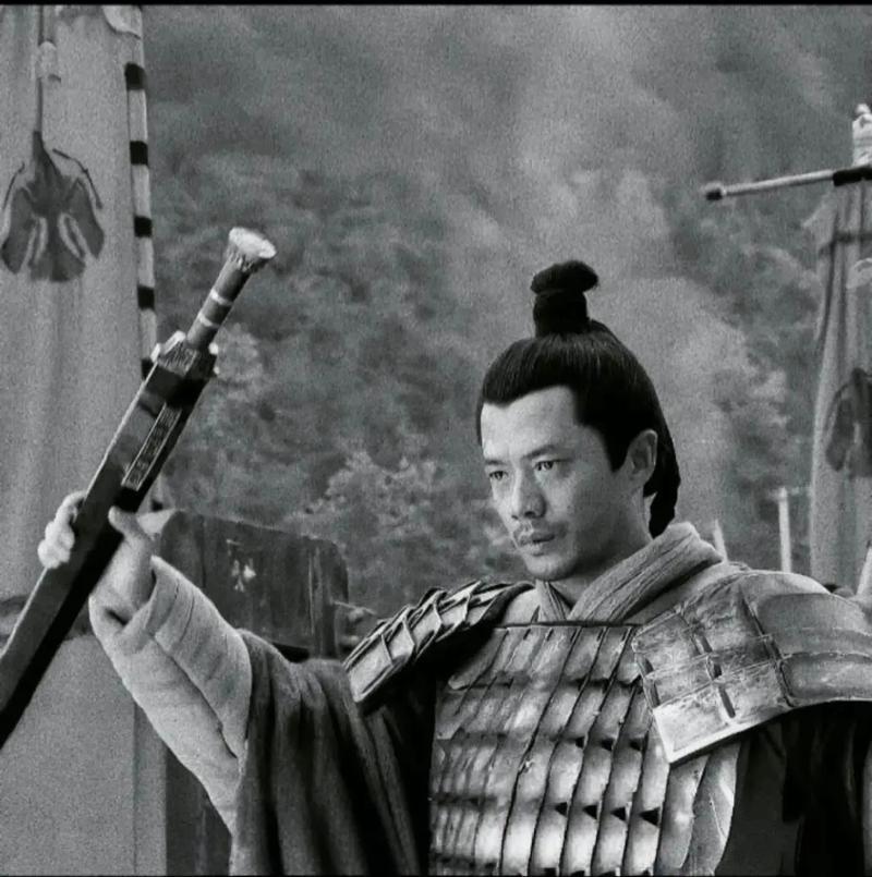 西汉时期，韩信死后，萧何因立有大功，被刘邦封为相国，赏赐500名侍卫。朝臣纷纷前