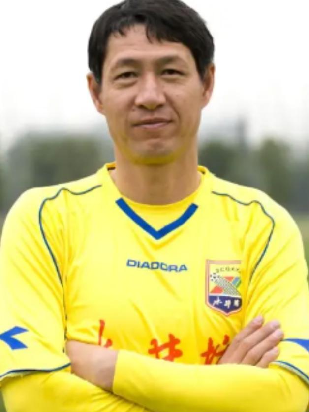 2002年，国足名宿黎兵和空姐妻子梁爽离婚，他主动净身出户，把成都银都花园的房产